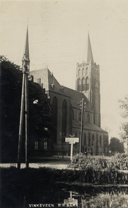 14878 Gezicht op de voorgevel van de Rooms-katholieke pastorie (Kerklaan 2) achter de loofbomen en de linkergevel van ...